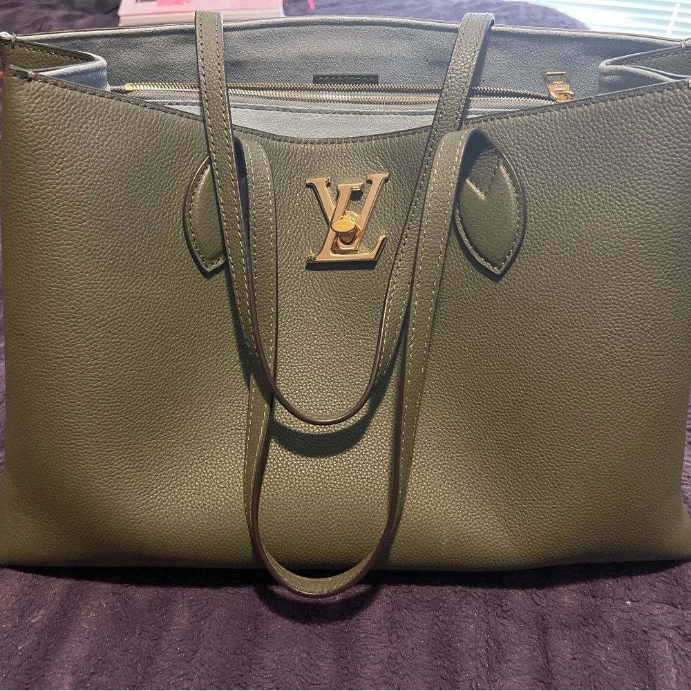 PLEASE READ!!!!LOUIS VUITTON LOCK ME SHOPPER
